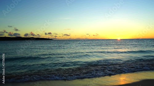 2020年8月、日本の沖縄のビーチでの夕景