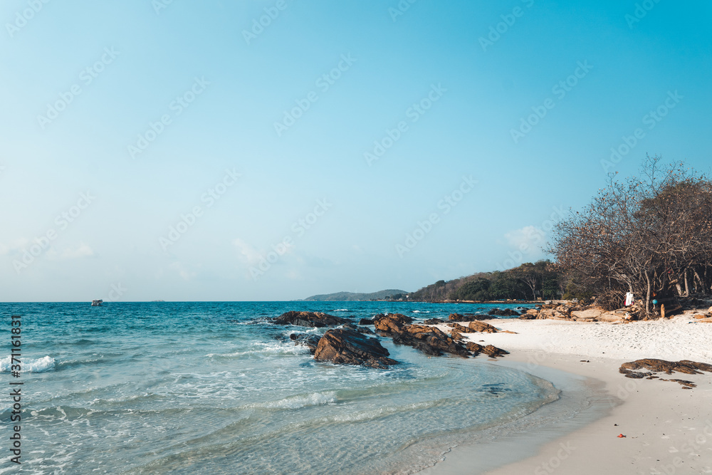 Fototapeta premium Blue sea and rocky mountains, evening bay in Krabi