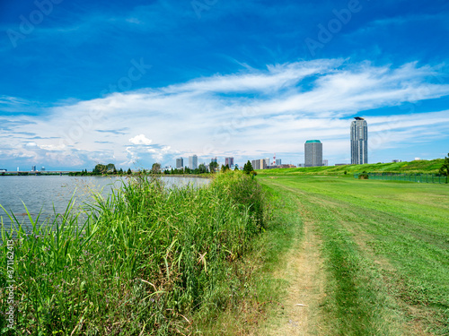 夏の青空広がる埼玉県川口市の風景。荒川河川敷。 © 正人 竹内