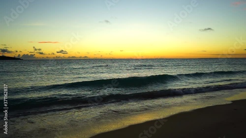 2020年8月、日本の沖縄のビーチでの夕景