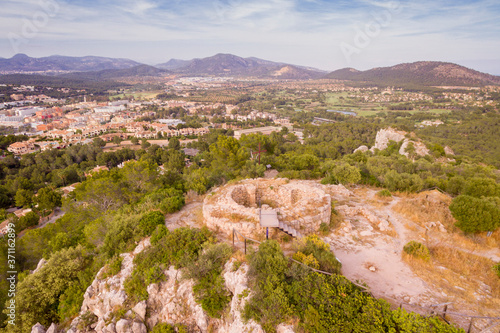 Quadro su tela restos de una torre circular, Puig de Sa Morisca 019, Parque arqueológico Puig d