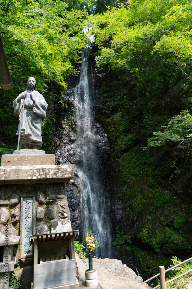羽衣白糸の滝とお万の方の銅像