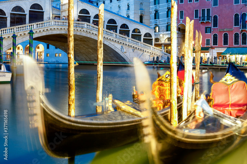 Venezia. Gondole al Ponte di Rialto © Guido