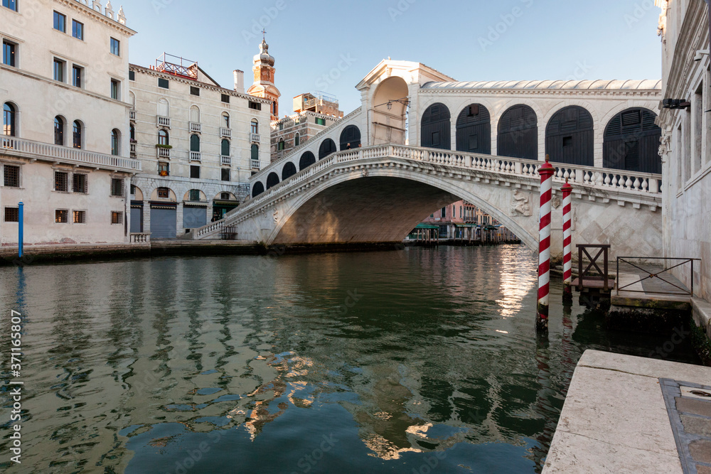 Venezia, Ponte di Rialto. Facciata verso la srazione di Santa Lucia