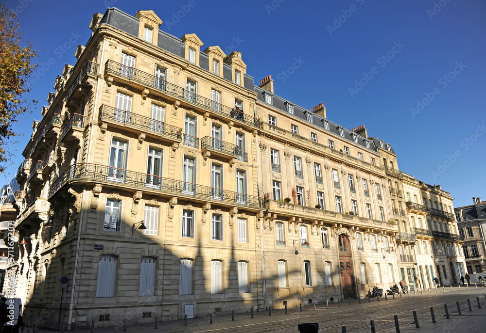 Grand bâtiment sur la place Pey Berland en face de la cathédrale Saint André, Bordeaux Gironde FranceFrance