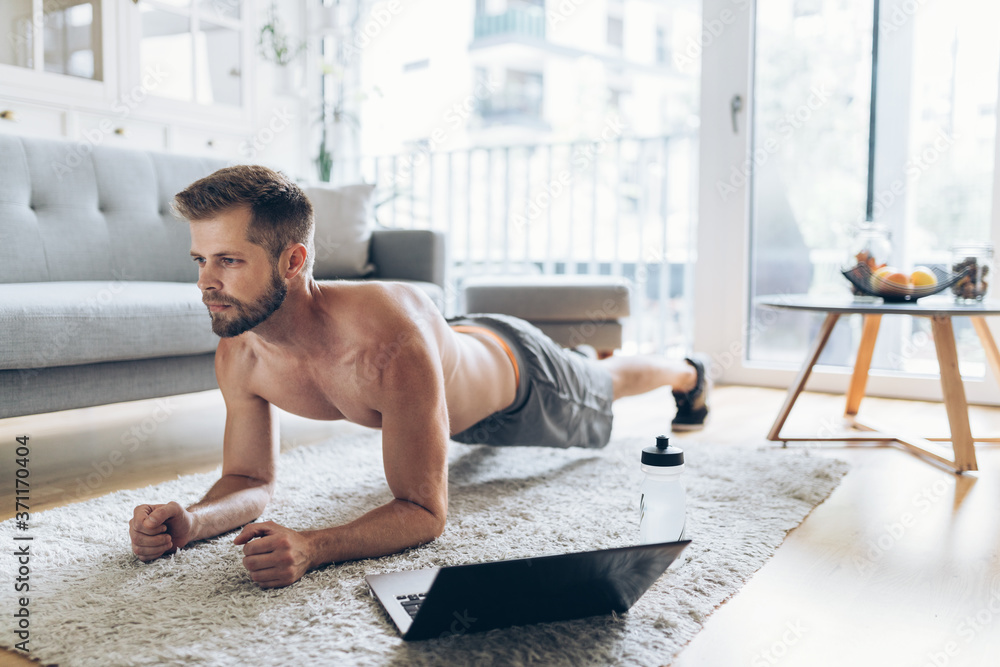 Obraz premium Handsome man working out at home
