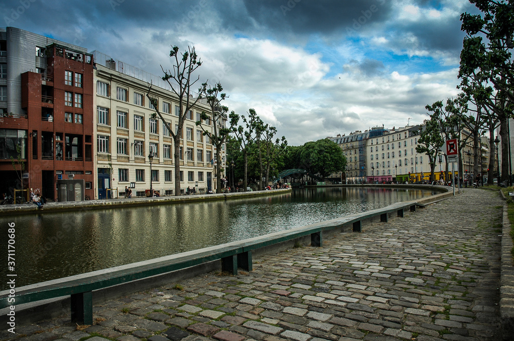 Les bords du canal à Paris