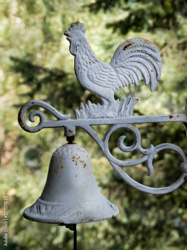 Dzwonek metalowy biały vintage kogut dzwon prowansalski styl. Piejący kogut ozdoba drzwi- wejścia do domu. 