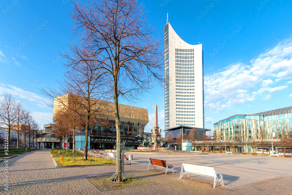 Auf dem Leipziger Augustusplatz mit Blick auf das Gewandhaus