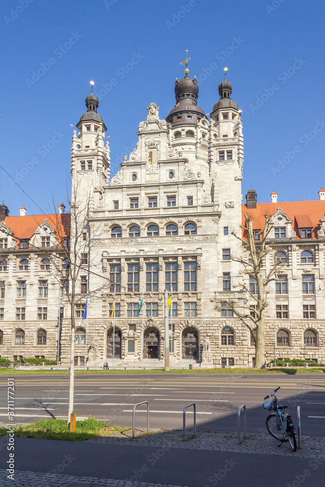 Neues Rathaus in Leipzig im Frühling