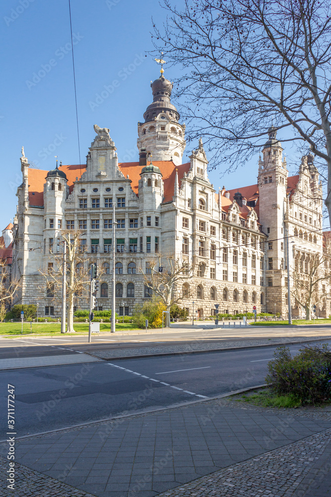 Neues Rathaus in Leipzig im Frühling