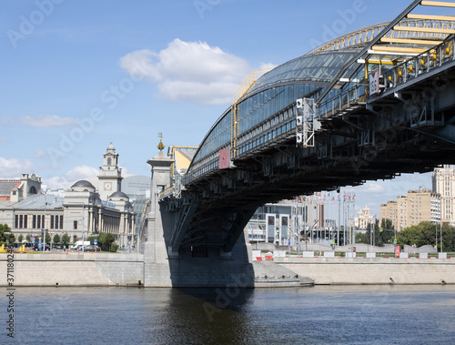  Bogdan Khmelnitsky Bridge at the Kiev railway station, Panoramic view of the modern pedestrian bridge in the center of Moscow on a Sunny day. Modern architecture of Moscow in summer. photo