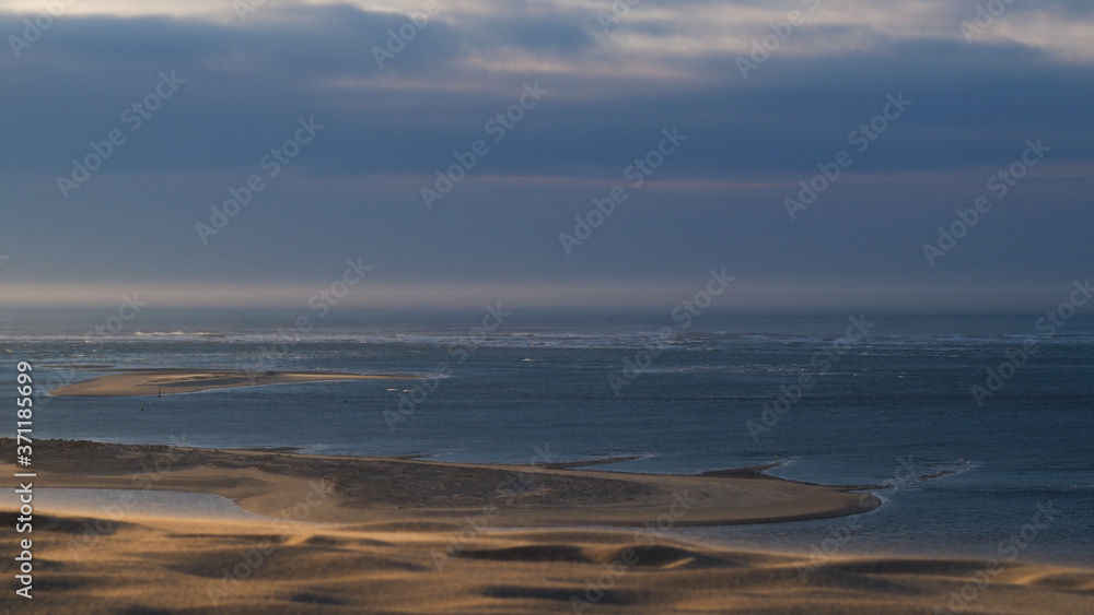Océan atlantique vu depuis le haut de la Dune du Pilat.  Horizon rendu flou à cause du sable