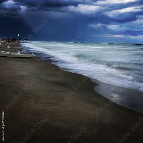 Obraz na płótnie storm on the beach w salonie