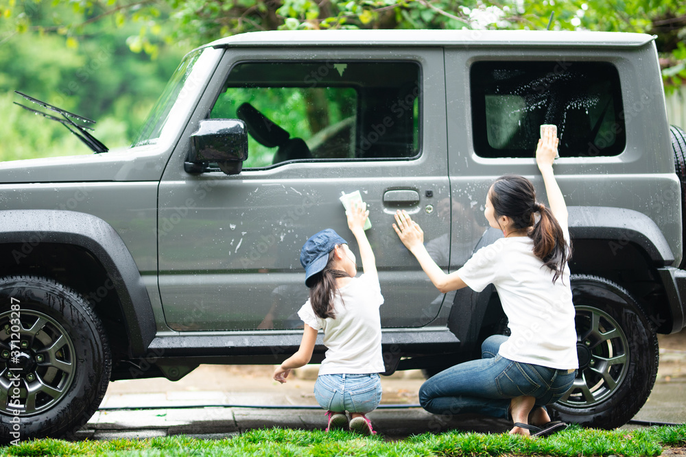 車を洗う母と娘