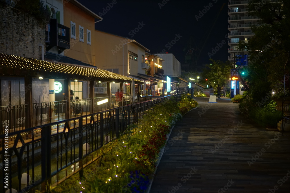 Obraz premium A night view of the street in Sannomiya, Kobe, Hyogo Prefecture, Japan