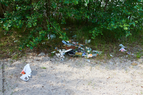 Nach dem Picknick, illegal entsorgter Müll am Badestrand