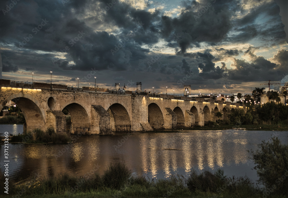 Fototapeta premium Vista nocturna del Puente Viejo de Badajoz