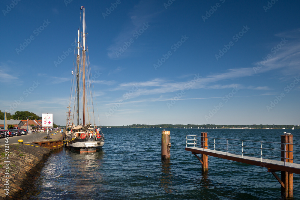 Kai im Hafen Kiel Holtenau Sommer Abend sonnig