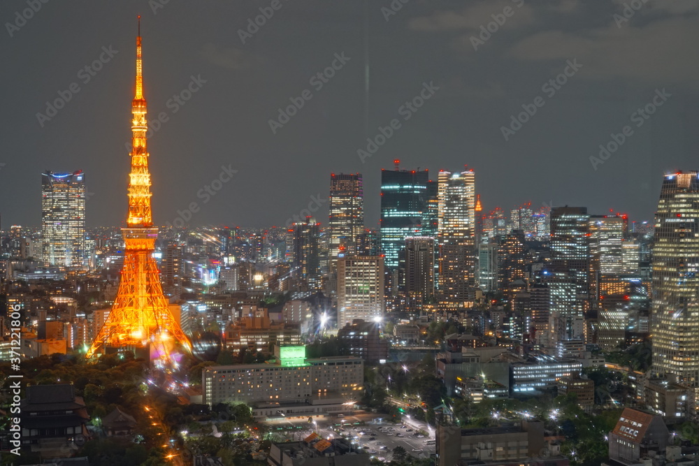 Naklejka premium Cityscape at night in Tokyo, Japan