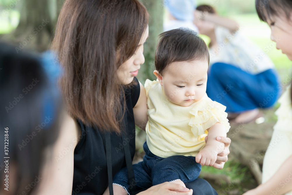 公園で遊ぶ子供たち 公園で遊ぶ子供たち