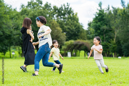 公園で遊ぶ子供たち