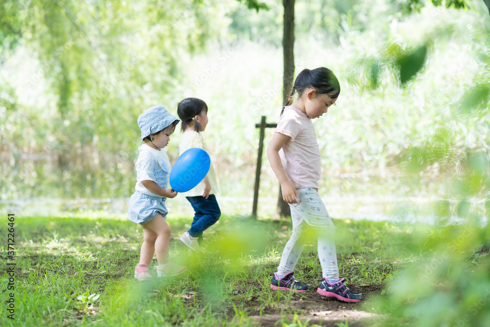 Fototapeta premium 公園で遊ぶ子供たち