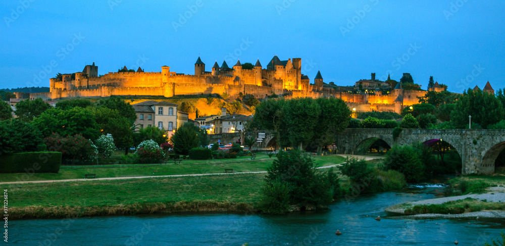 Fototapeta premium Cité de Carcassonne a la tombée de la nuit
