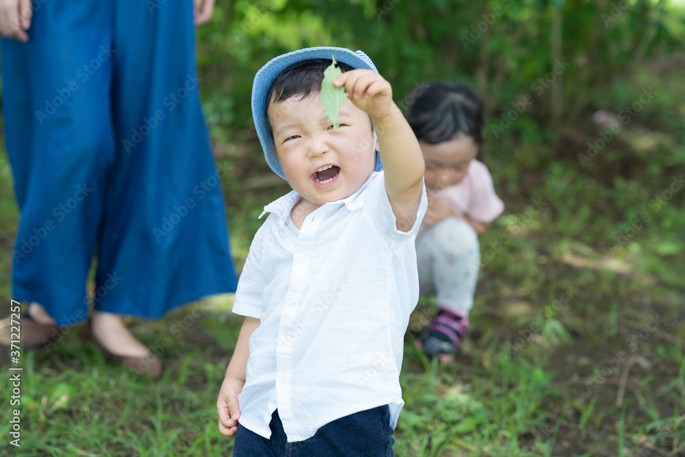 Obraz premium 公園で遊ぶ子供たち
