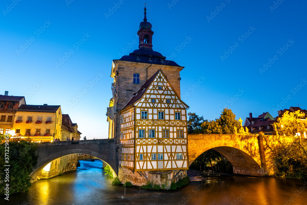 Fototapeta premium Das historische Rathaus von Bamberg in der Dämmerung