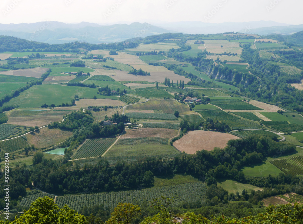 scenico panorama delle campagne coltivate in emilia romagna , in italia