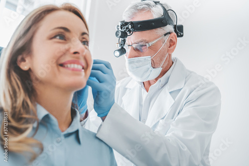 Schilderij op canvas Close up of adult caucasian female patient visiting doctor otolaryngologist