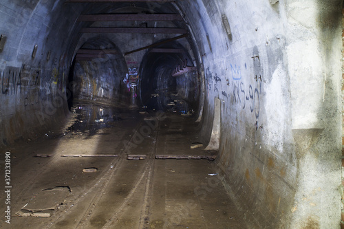 podziemna stacja kolejki wąskotorowej w korytarzach poniemieckich bunkrów © qrrr