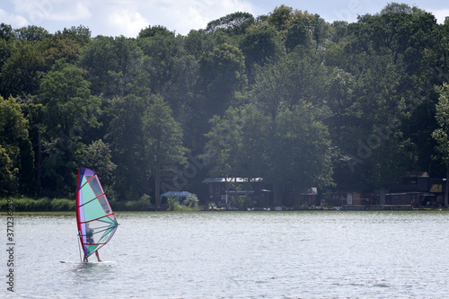 letni windsurfing na jeziorze