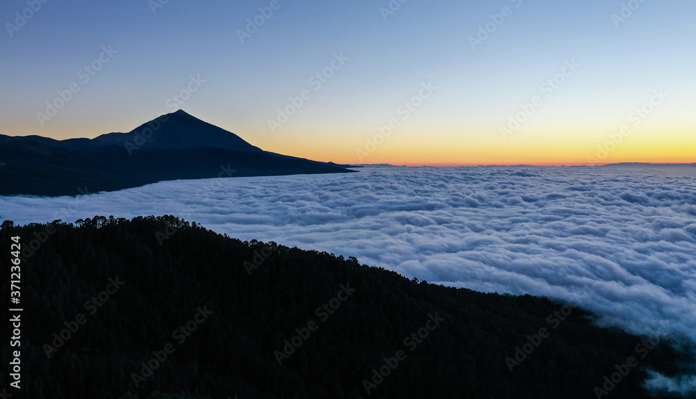 Mar de nubes al atardecer islas Canarias.