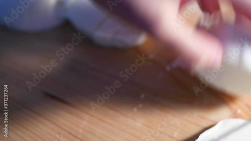 凍ったモッツァレラチーズを切る