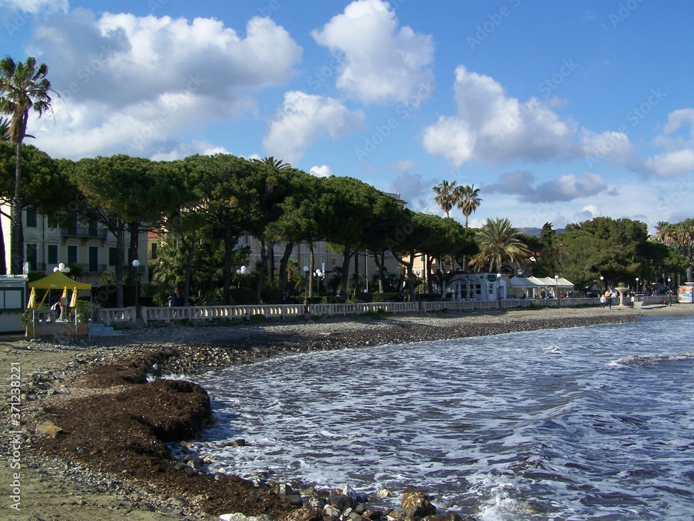 Uferpromenade und Stand von Diano Marina, Italien