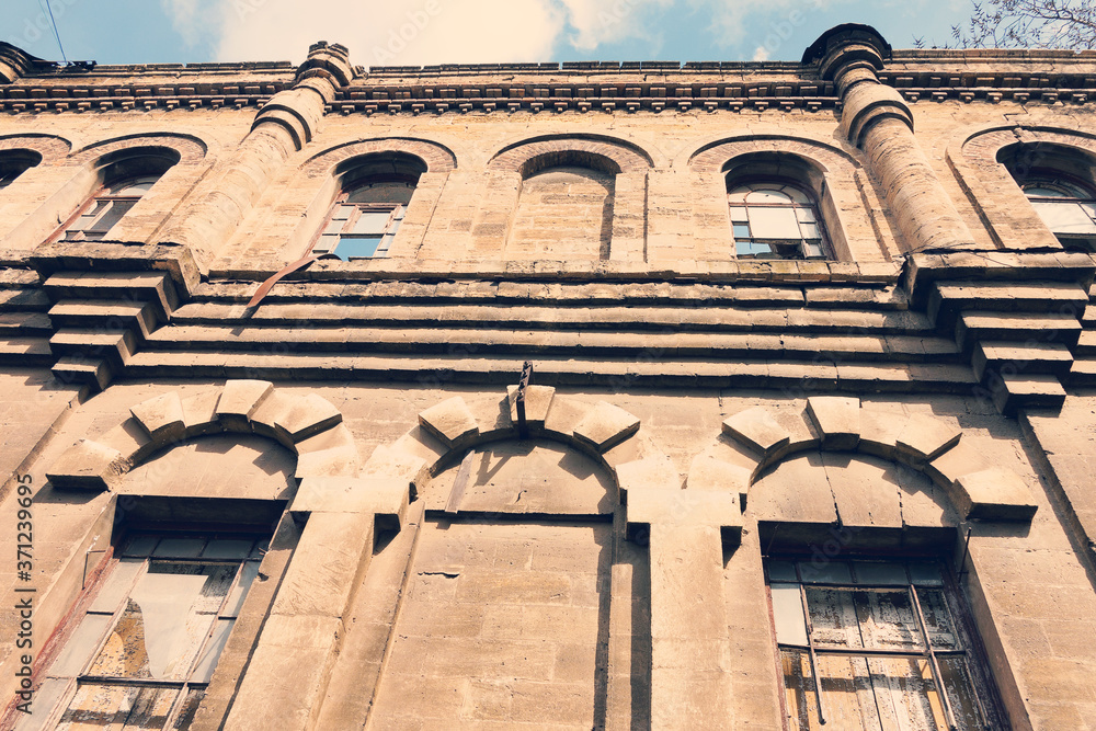 Obraz premium Front facade of an abandoned building in the city