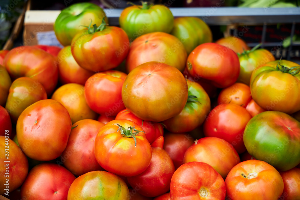 Caja de tomates maduros y verdes en un mercado