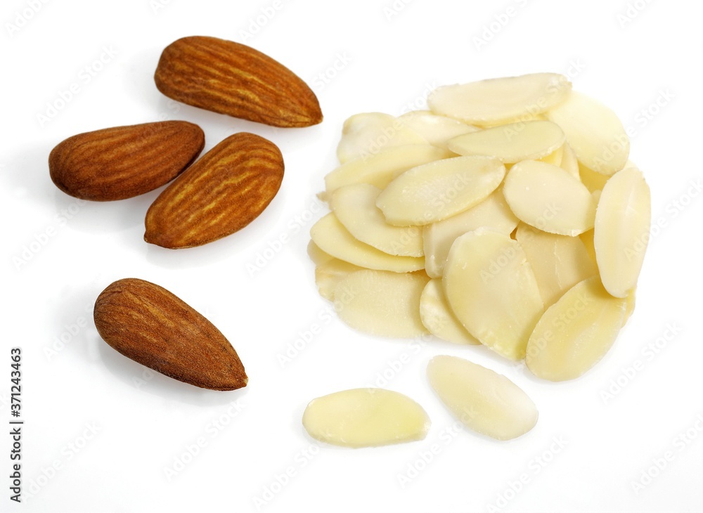 Obraz premium Sweet Almond Dried and Sliced, prunus dulcis, Dried Fruits against White Background