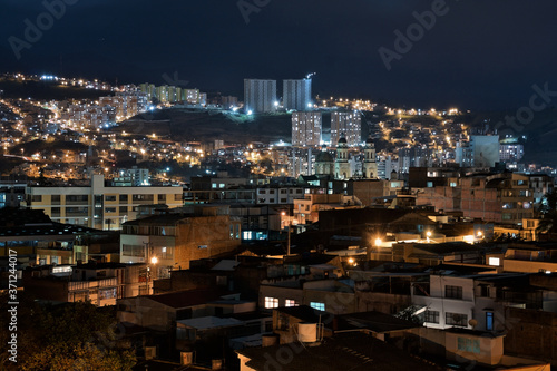 San Juan de Pasto en la noche © Elkin