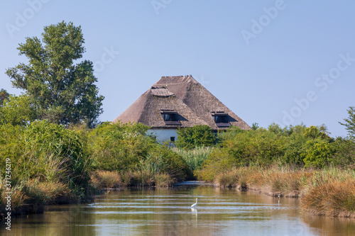 Edificio della laguna, un tipo di capanna caratteristico del Friuli Venezia Giulia che nella laguna di Marano si è conservato in maniera fedele alla tradizione.
