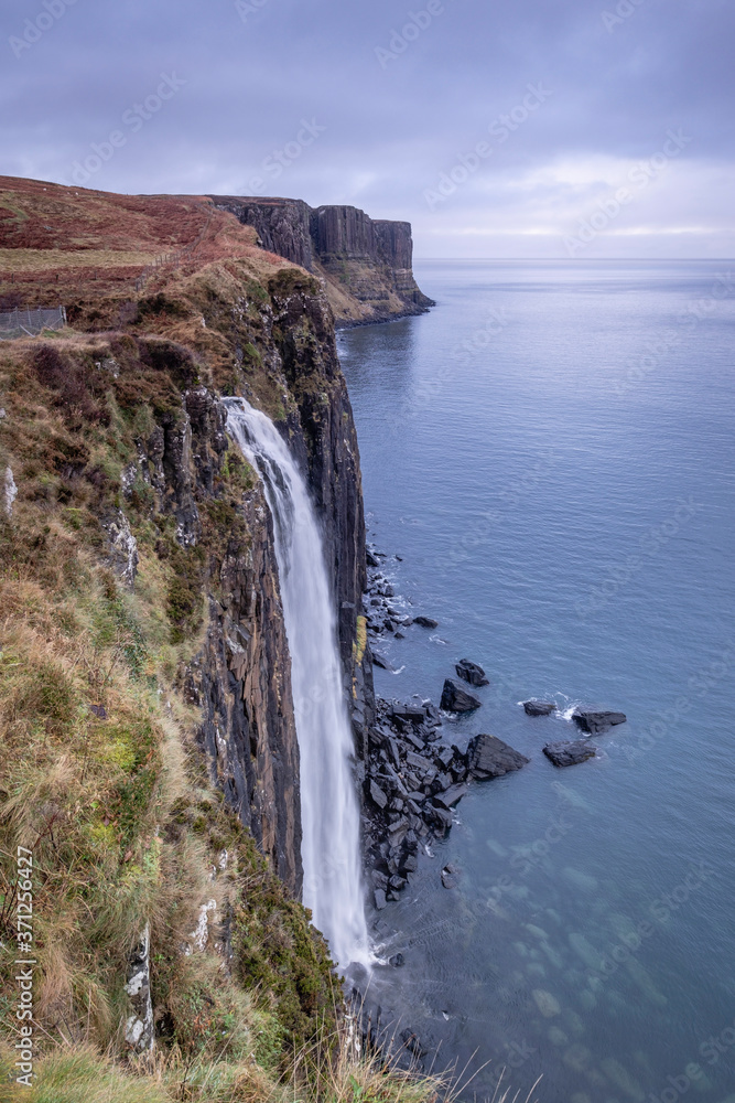 Mealt waterfall y  Kilt Rock, Skye, Highlands, Escocia, Reino Unido