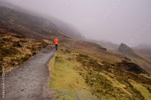 senderista, valle de Quiraing, Skye, Highlands, Escocia, Reino Unido