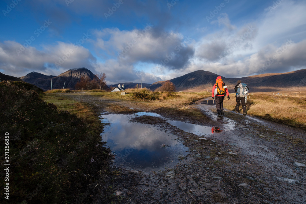 senderistas realizando un trekking, valle de Glen Coe ,Geoparque Lochaber, Highlands, Escocia, Reino Unido