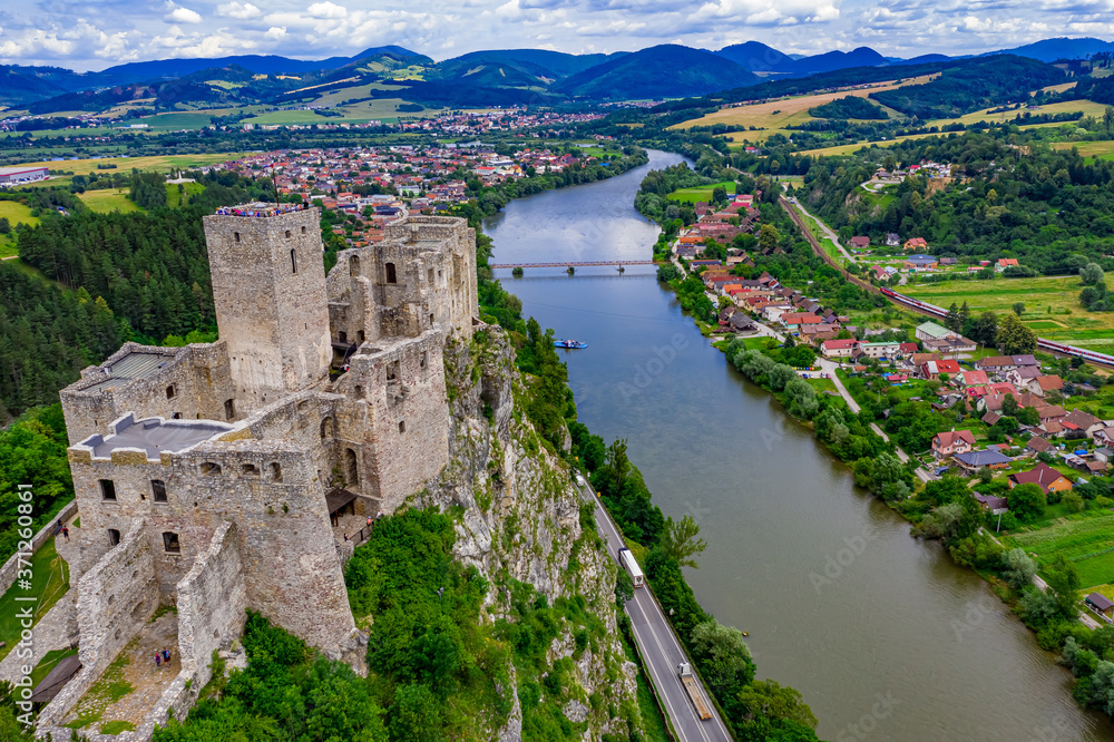 Burg Strecno in Tschechien aus der Luft