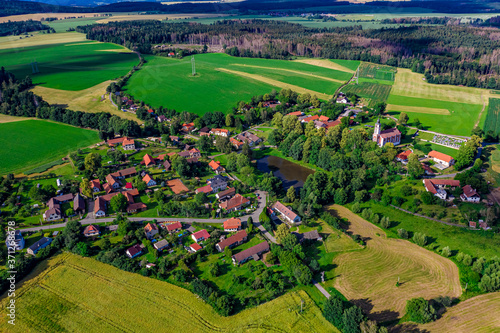 Das Dorf Borovnice in Tschechien aus der Luft