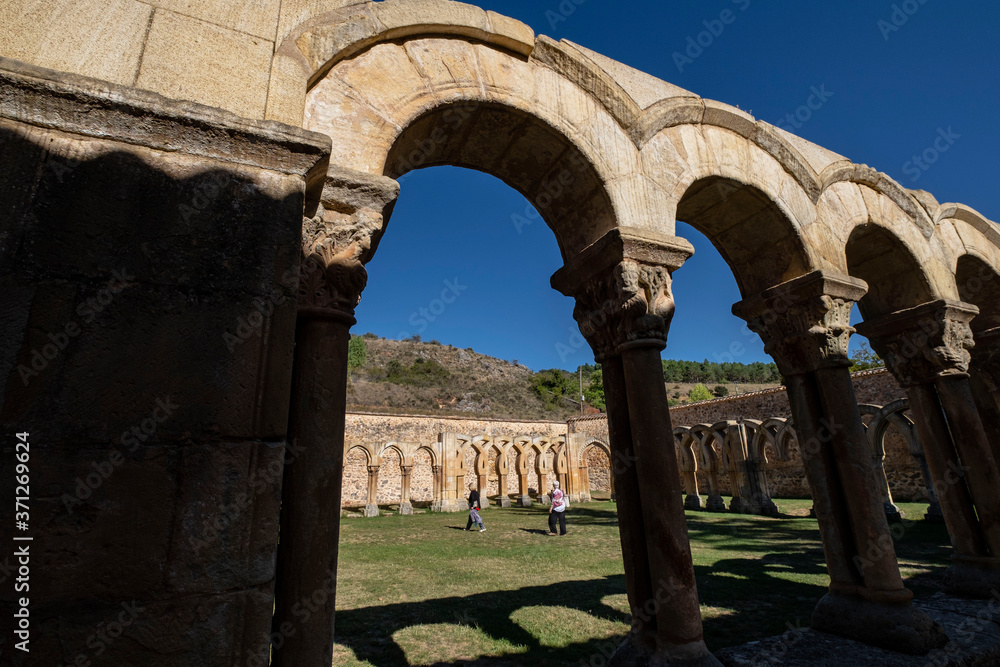 Arcos del claustro, Monasterio de San Juan de Duero, arquitectura románica castellana, siglo XII ,  Soria, Comunidad Autónoma de Castilla, Spain, Europe
