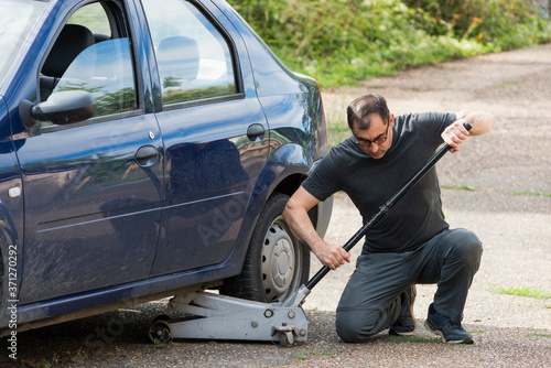 Utiliser un cric pour soulever une auto en panne