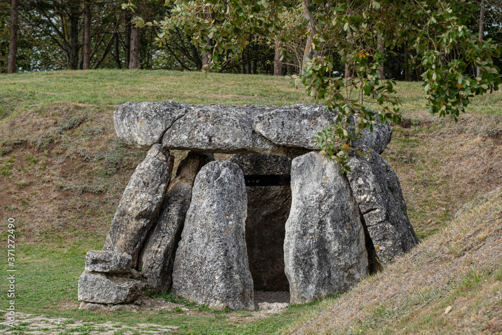 Dolmen de Aizkomendi, Neolítico ,Eguílaz, Álava , comunidad autónoma del País Vasco, Spain Dolmen de Aizkomendi, Neolítico ,Eguílaz, Álava , comunidad autónoma del País Vasco, Spain